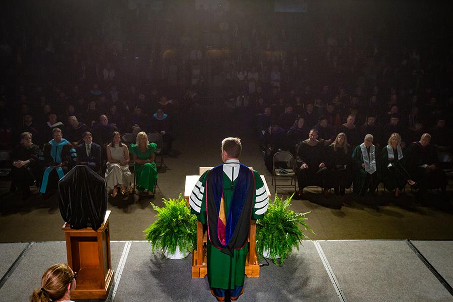 Dr. 兰斯·泰特姆 delivered his inaugural address to an audience in Bearcat Arena. (Photo by Todd Weddle/<a href='http://ieqnui.isakichi.net'>威尼斯人在线</a>)