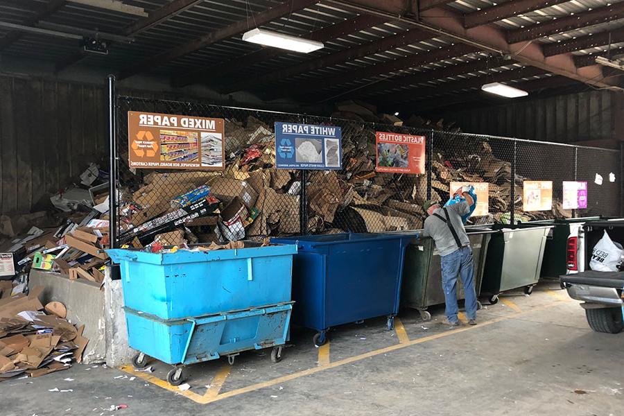 The Northwest Recycling Center opened in June after the University converted it from a pelletizing operation, 实现流程中的几个效率. The Recycling Center accepts 塑料, 铝, mixed paper, 纸板 and glass. (<a href='http://ieqnui.isakichi.net'>威尼斯人在线</a>摄)